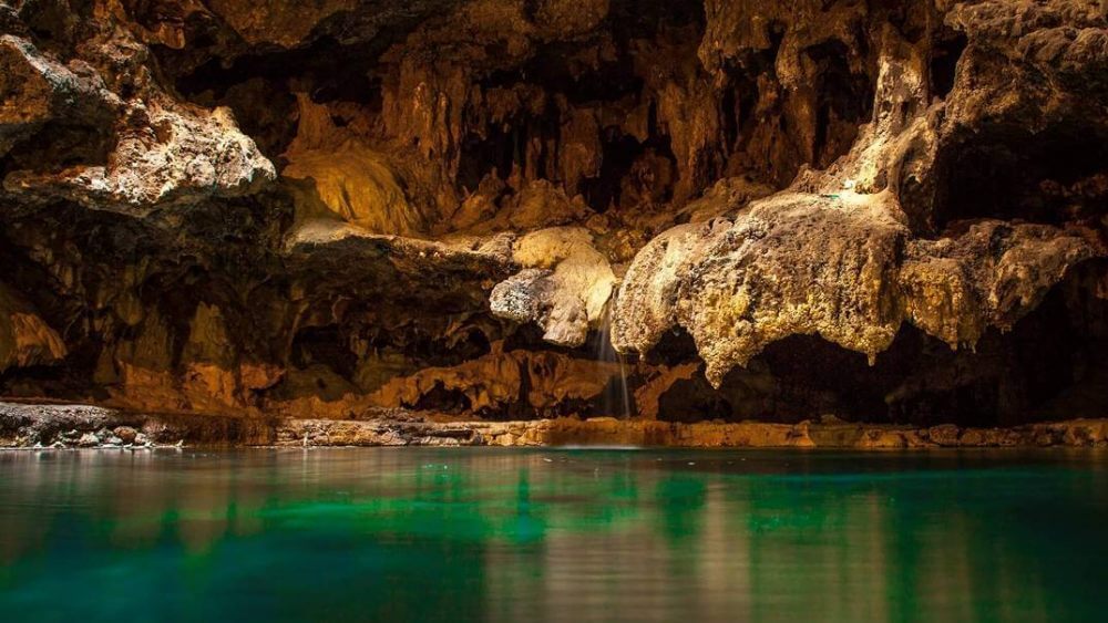 cave & basin historic site banff pic of pond 